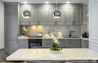 灰色和白色的豪华厨房在现代风格